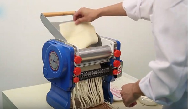 M&aacute;y c&aacute;n bột thiết kế nhỏ gọn, ph&ugrave; hợp với gia đ&igrave;nh