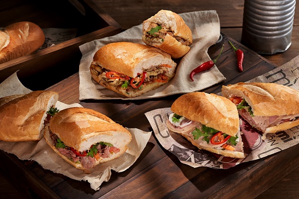 Bánh mì được ăn kèm với những món khác nhau, trình bày bắt mắt