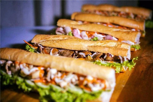 Nhắc đến bánh mì đường phố việt Nam không thể không gọi tên bánh mì thịt nướng