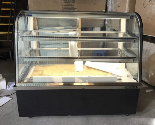 Tủ trưng bày bánh kem thương hiệu Berjaya