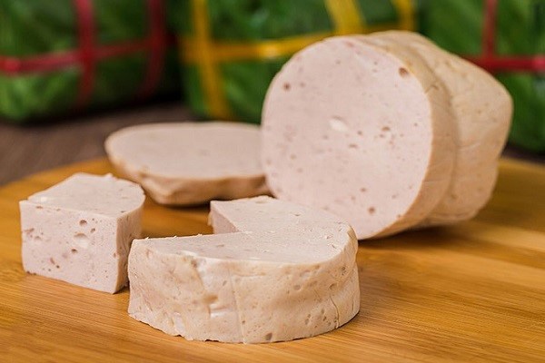 Hấp giò lụa bằng tủ hấp công nghiệp giúp giò chín đều, giòn dai