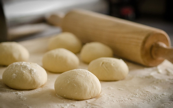 Chia nhỏ bột ra và tạo hình bánh mì