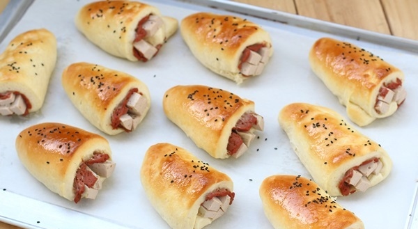 Bánh mì ăn kèm với salad và sữa nóng sẽ là sự lựa chọn hoàn hảo cho bữa sáng thơm ngon