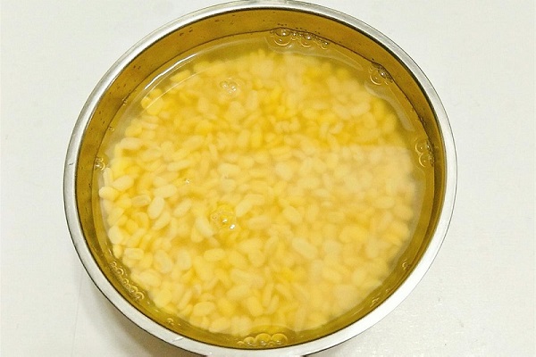 Ủ đậu xanh trong nước ấm
