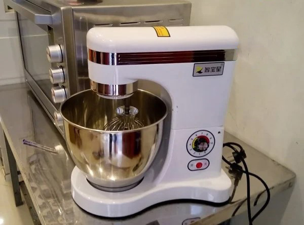 Dùng máy đánh trứng để đánh bông kem
