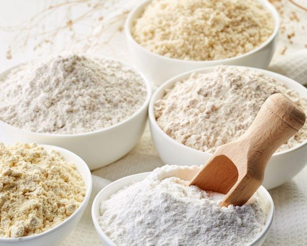 Bột m&igrave; được sử dụng để l&agrave;m tất cả c&aacute;c loại b&aacute;nh bao