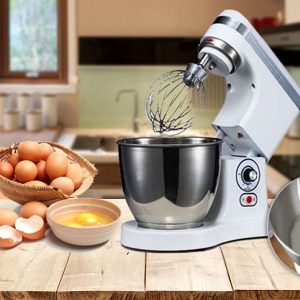 Dụng cụ cần thiết l&agrave;m b&aacute;nh ngọt l&agrave; m&aacute;y đ&aacute;nh trứng