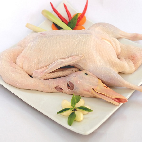 Vịt sau khi sơ chế xong cần đảm bảo hết lông măng và mùi hôi