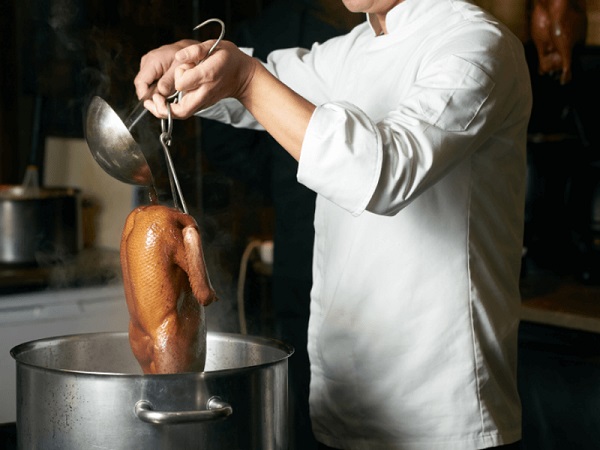 Xối đều hỗn hợp gia vị lên phần bên ngoài của vịt