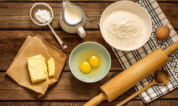 Chuẩn bị các nguyên liệu làm bánh kem