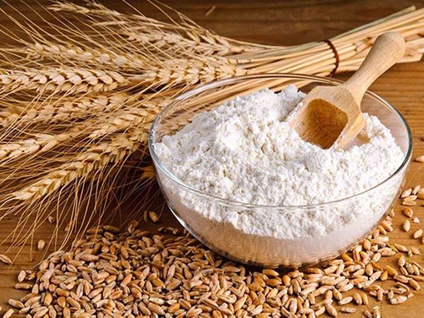 Chuẩn bị bột mì và bột bắp làm bánh kem
