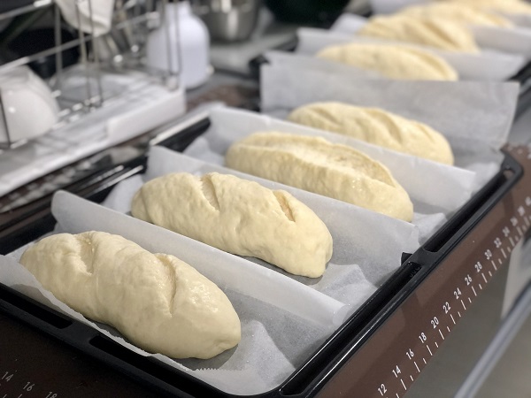 Rạch trên bề mặt bánh 2 đường bằng vật nhọn sau khi ủ rồi phun nước lên